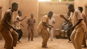 Danseurs africains en mouvement lors d'une répétition dans une cour intérieure