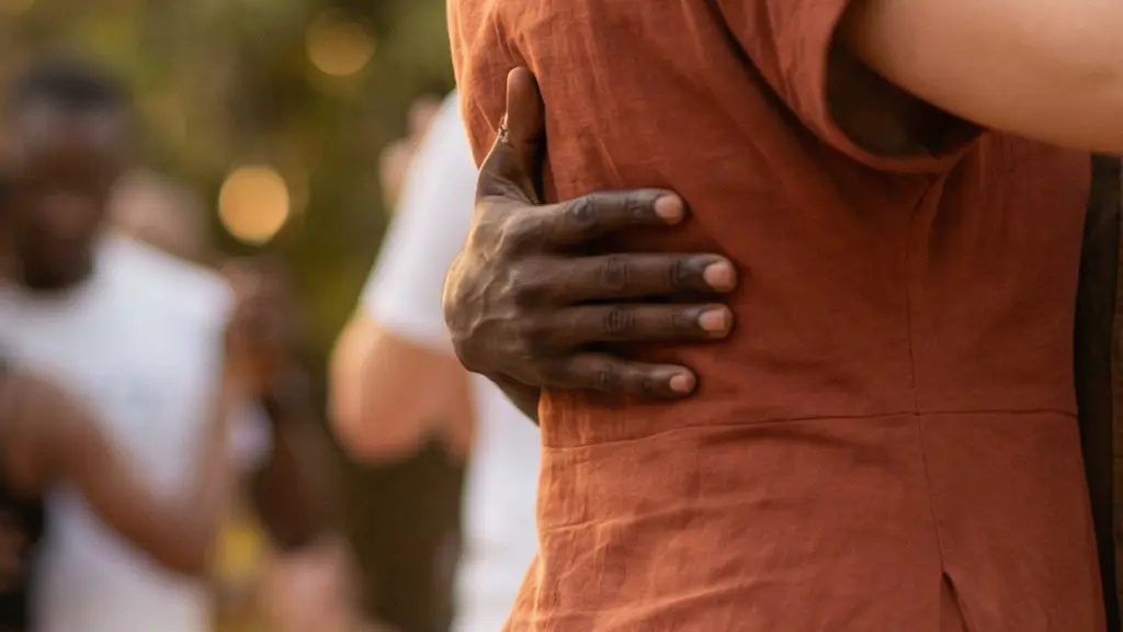 Couple de danseurs en position de kizomba montrant la connexion physique