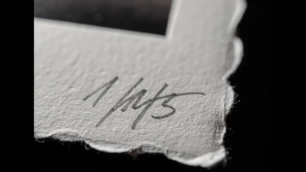Gros plan macro sur le coin d'un tirage photographique d'art montrant la texture du papier et une signature au crayon.
