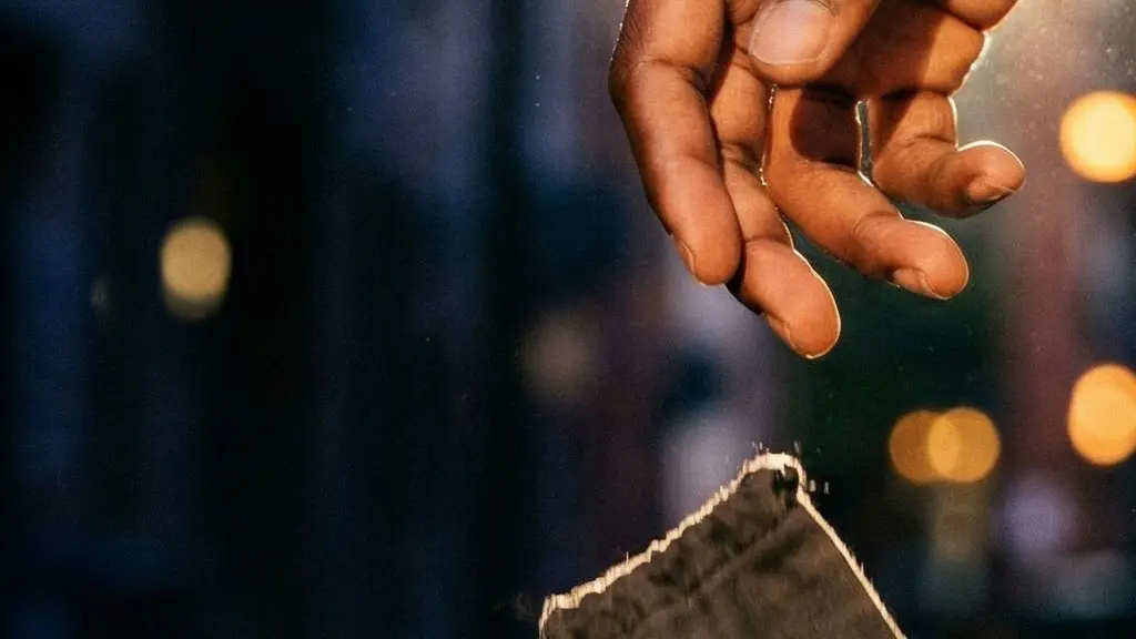 Main ouverte lâchant un objet dans un mouvement de recul, symbolisant le réflexe de survie face à un vol