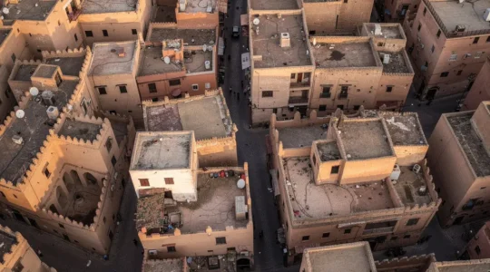 Vue plongeante sur les ruelles étroites et sinueuses d'une médina avec architecture traditionnelle ocre