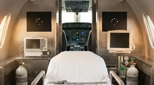 Intérieur d'un avion sanitaire avec civière médicalisée prête pour un rapatriement d'urgence vers l'Europe