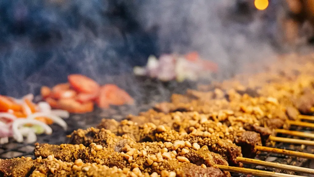 Brochettes de viande grillée de type suya sur un barbecue artisanal fumant dans une rue africaine animée au crépuscule
