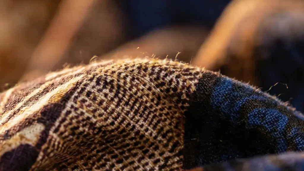 Danseurs africains portant des pagnes traditionnels en mouvement